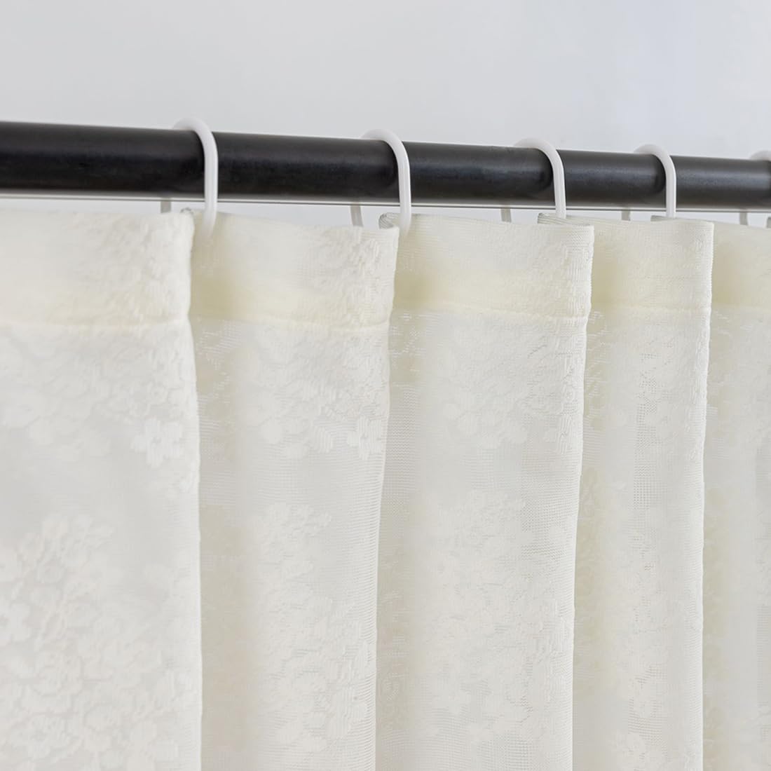 TUDECO Spitzen-Duschvorhang mit angenähtem Volant, rustikales Blumenmuster, durchscheinende Duschvorhänge für Badezimmer, gewellter Rand, verstärkte Löcher, elfenbeinfarbenes Badezimmer-Dekor, 183 x