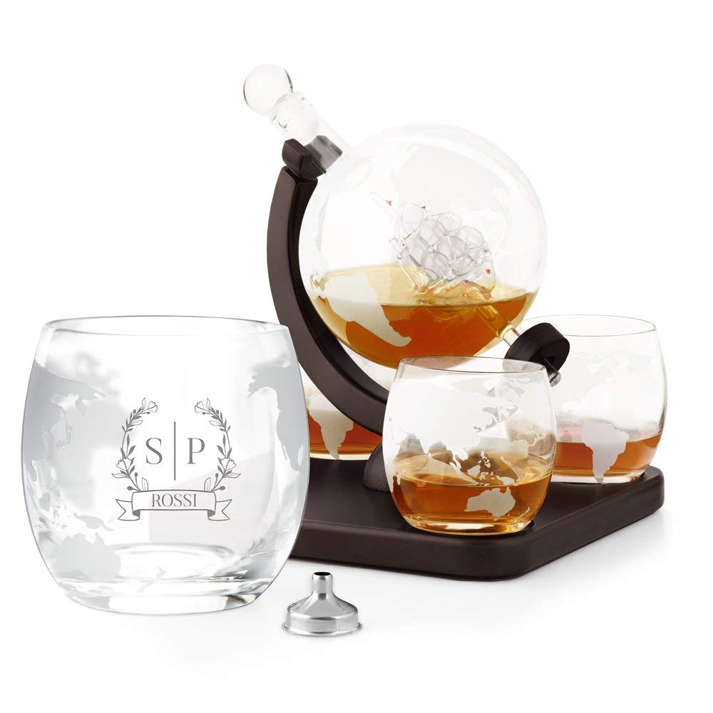 Maverton Decanter per Whisky in vetro - incisione personalizzata - Caraffa a forma di mappamondo da 850 ml + 4 Set bicchieri whisky - idea regalo per la coppia - alloro