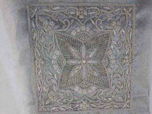 Motifs brodés argentés pour réparer et embellir un vêtement abîmé