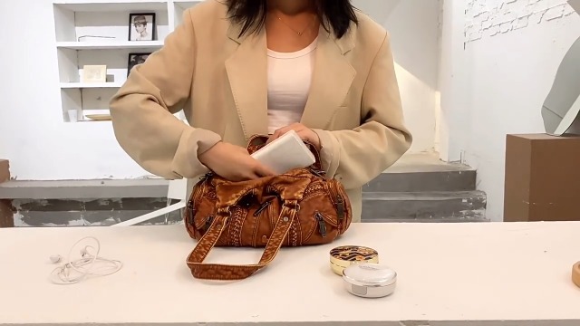 Bolso Hobo Pequeño para Mujer de Cuero Vegano con Múltiples Bolsillos miniatura 7