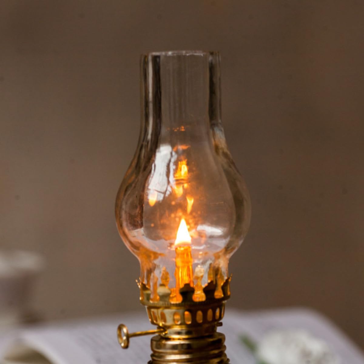 Retro Kerosene Oil Lamp Set with Glass Cover, Vintage Indoor and Camping Oil Lanterns, Small and Large Sizes with 4 Spare Wicks for Emergency Household Lighting