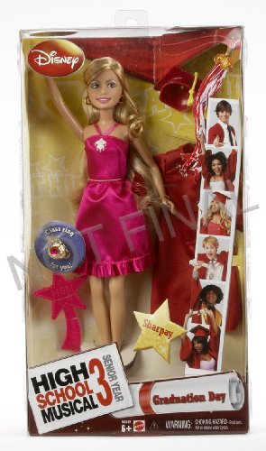 Età minima: 6 anni. Dimensioni: 6 x 18 x 33 cm. Pile necessarie: Non Descrizione del prodotto: Ritrova Gabriella, Sharpay e Troy il giorno della loro laurea. Ciascuna delle bambole è vestita come nell'ultimo film High School Musical 3 e viene fornita con il costume del diploma e un anello per la bambina