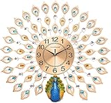 Wunderschönes Pfauen-Design. Diese große Wanduhr für die Wohnzimmerdekoration ähnelt einem schönen Pfau mit kleinen königlichen Saphiren in seinem Körper, die funkeln, wenn das Licht darauf scheint. Wenn Sie einen Scheinwerfer hätten, um es zu setzen - es wäre atemberaubend. Die Dekoration dieser großen Wanduhr ist in einem metallisch schillernden Blau lackiert, das einigen der Farben des PfauenrPA20232023 sehr ähnlich ist. Sicher verpackt und einfach aufzuhängen.