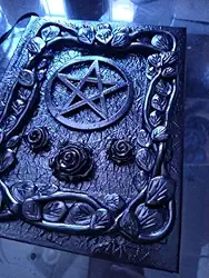 Grimório Artesanal em Alto Relevo, Livro de Anotações com Pentáculo e Rosas, Negro, Costurado à Mão, 22,5 x 15,5 cm, Folhas Negras e Brancas para Rituais e Diário