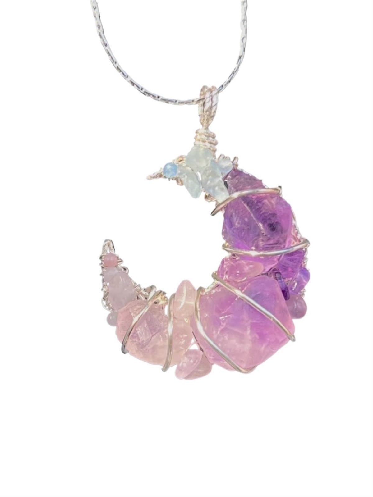 Collier en pierre naturelle rose d'exception pour femme élégante