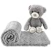 AKK BABY Kuscheldecke mit Spielzeuggeschenk Bär für Babys | Weiche Babydecke für Babys | Maße: 100 x 75 cm| Fleece Baby Decke Unisex | Sofadecke | Schlafdecke kuschelig | Grau weich Decken