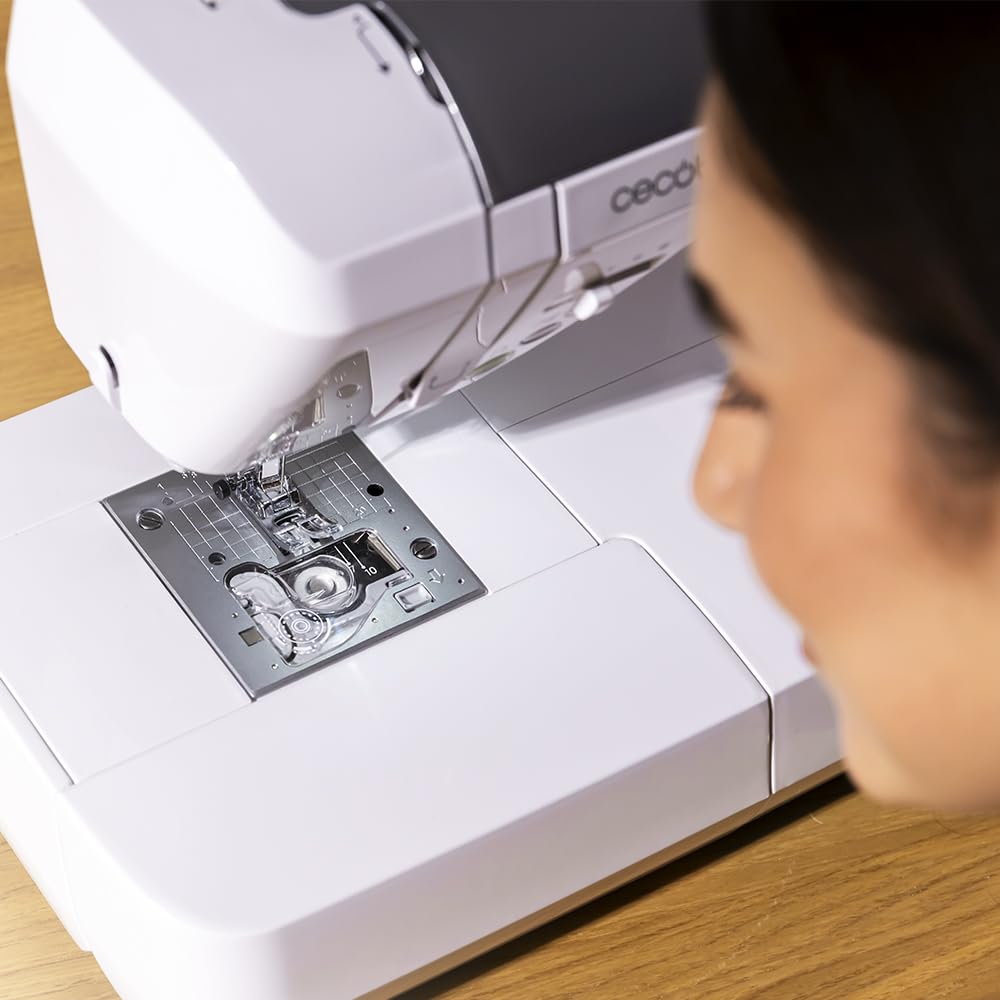 Cecotec Machine à Coudre Numérique BelleCouture 36000 Control. Écran Tactile 7", 360 Points, PedalFree, Enfilage Automatique, Lumière LED, Coupe-fil, Aiguille Haut/Bas, Kit d'Accessoires Complet.