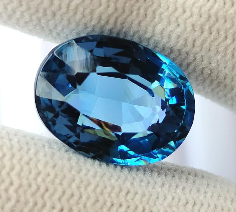 Tanzanite naturelle ovale pour fabriquer un cadeau de joaillerie inoubliable