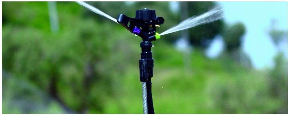 25 x Irrigatore per irrigazione agricola circolare. Portata 10,5 metri. Filettatura maschio 1/2". Portata 9,6 litri/minuto o 580 litri/ora