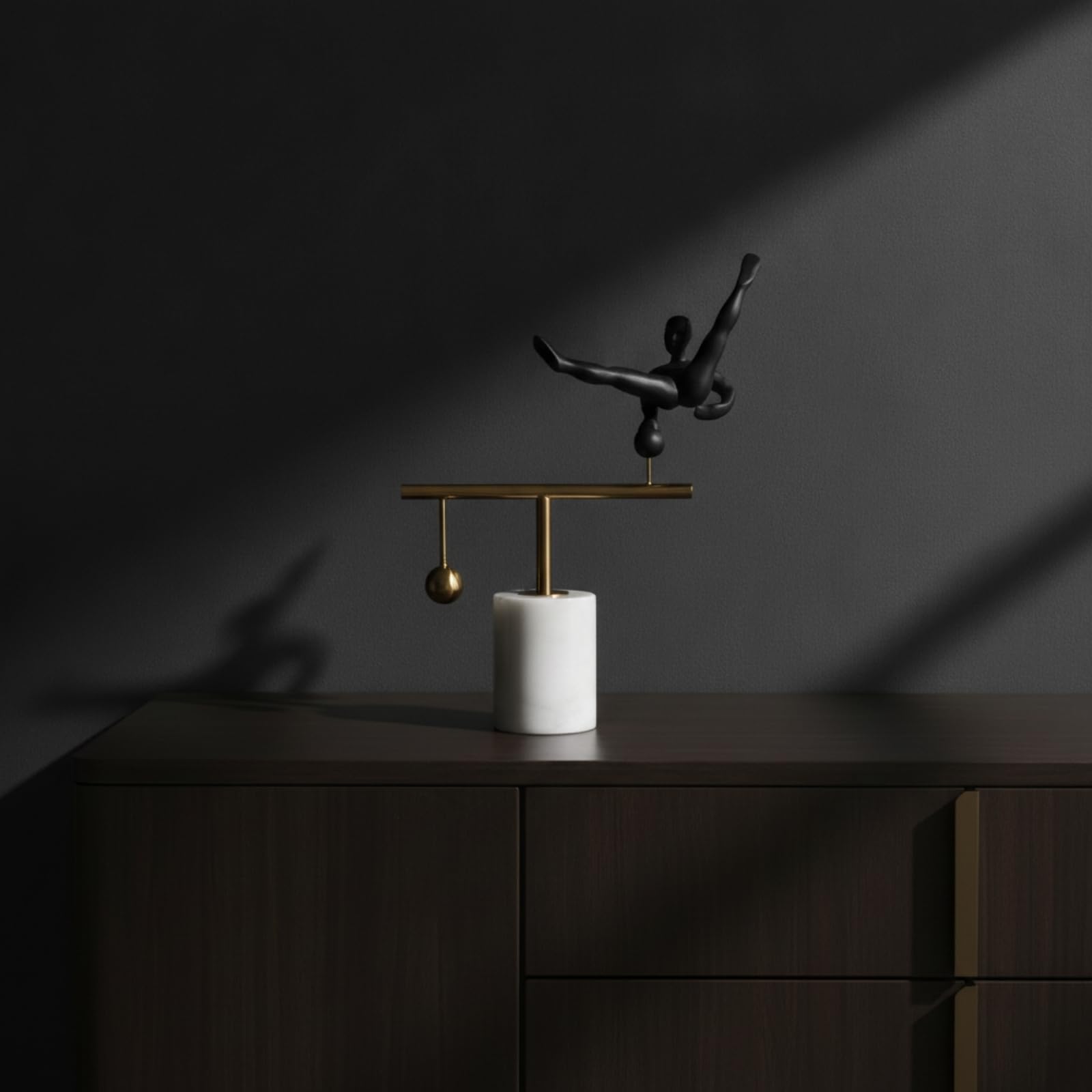 Figura Decorativa de Resina Escultura de Figura Humana Estatua Adorno Geométrico Ornamento de Mesa con Esfera Colgante y Base de Mármol Adecuada para Salón Estudio Rincón de Oficina