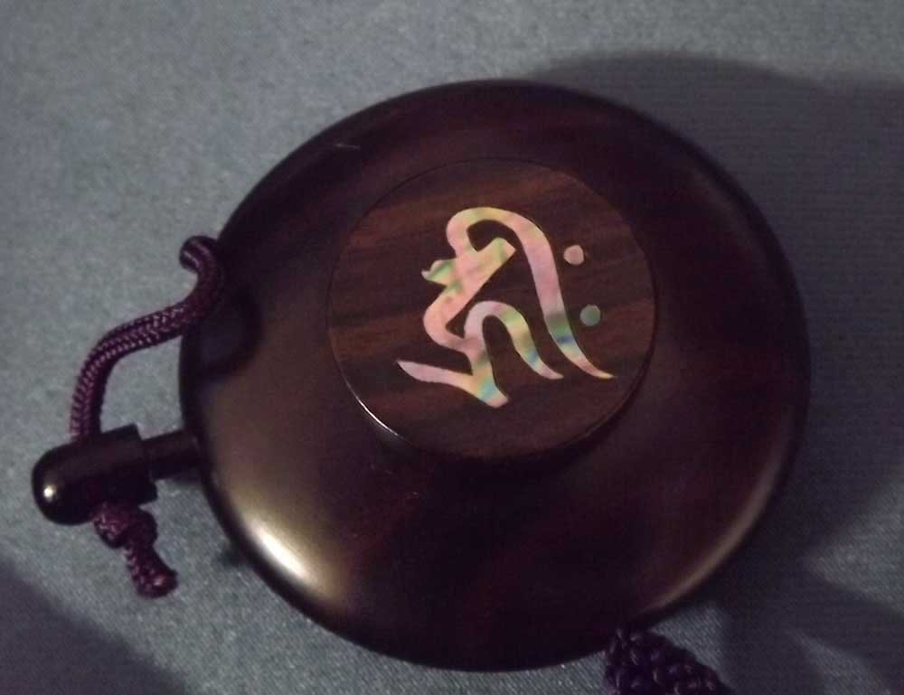 Amazon｜塗香入れ 黒檀材 50mm 本尊種字（梵字）螺鈿彫刻(キリーク