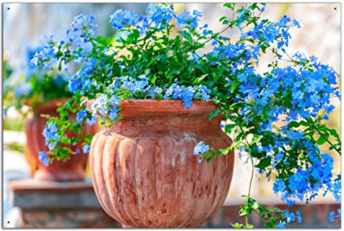 Wallario Outdoor-Poster für Garten oder Balkon Blaue Blumen in Einer Steinvase, Motivbanner Größe: ca. 60 x 90 cm, Outdoor-Bild