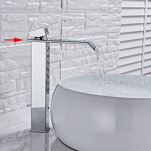 Robinet d'évier de salle de bains pour faciliter les rituels beauté et soins du matin