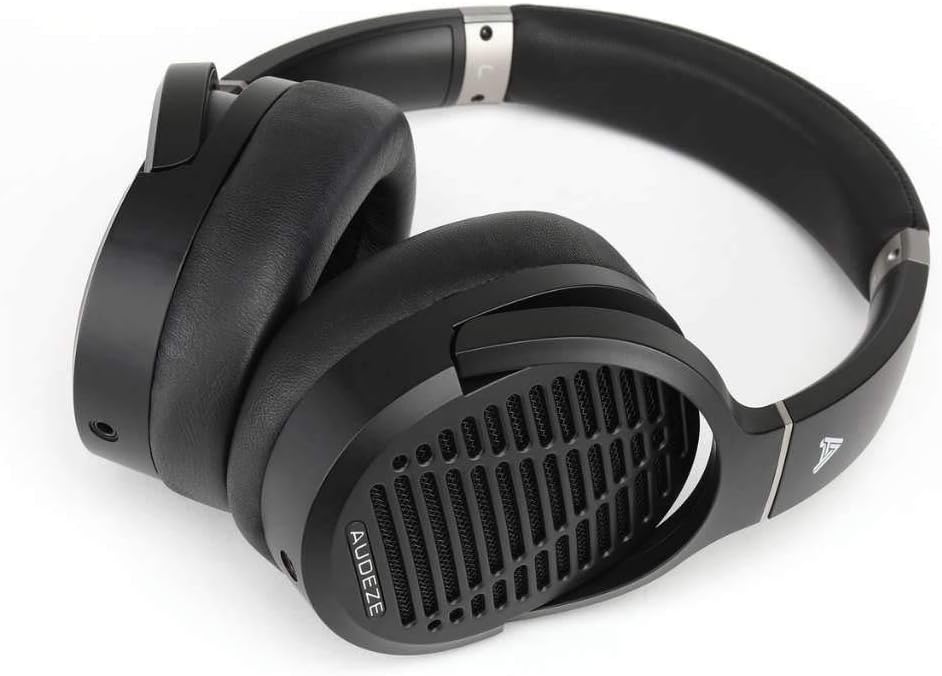 Audeze LCD-1 headphones, angled view når foldet