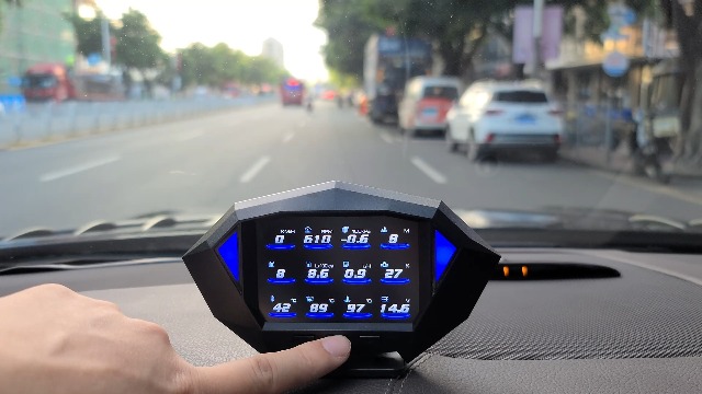 Amazon.co.jp: wiiyiiヘッドアップディスプレイカーHUD P1、OBD + GPS