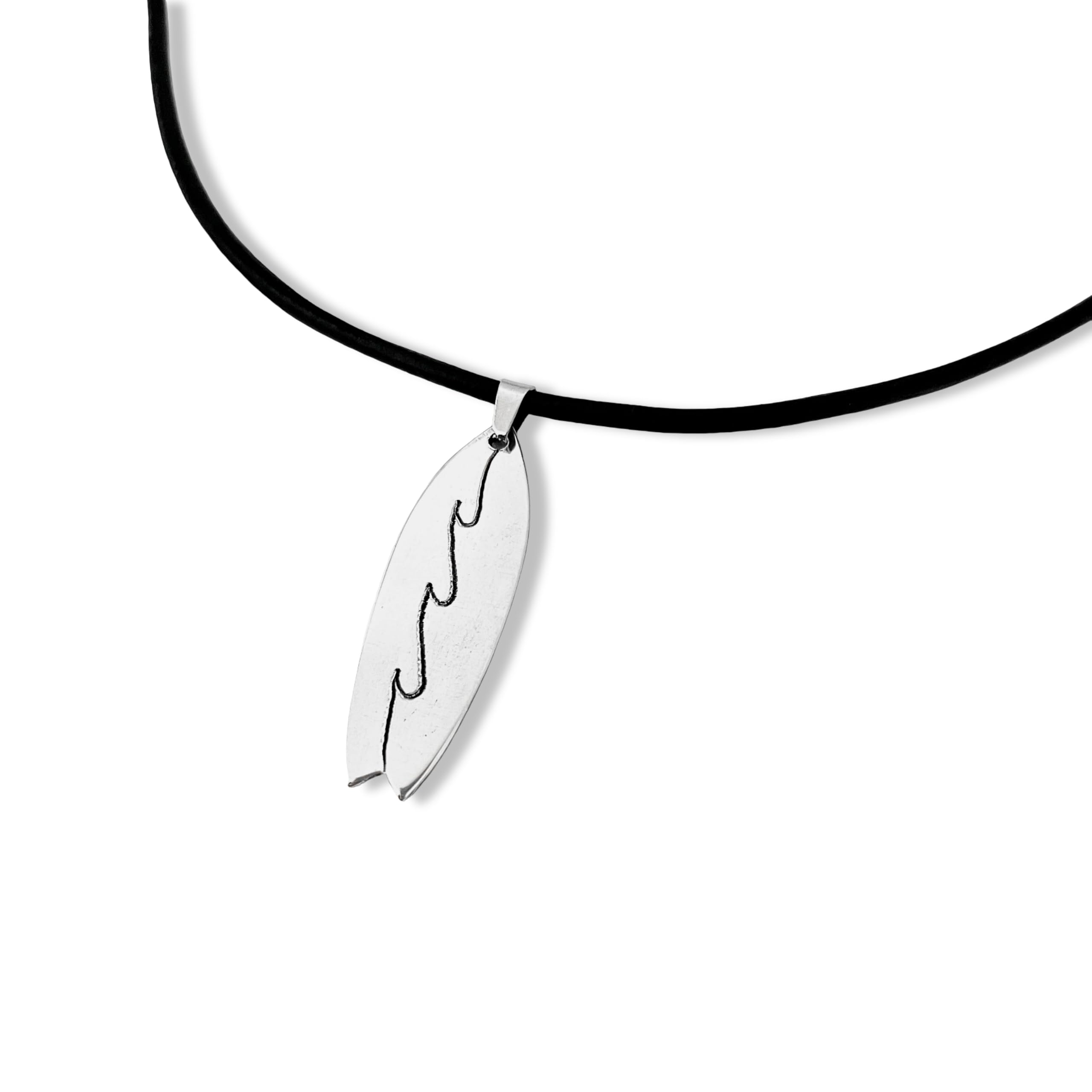 Colgante Tabla de Surf Personalizada de Aluminio con Grabado de Nombre - Joyería Surfera Artesanal Hecha a Mano - Regalo para Surfistas, Collar con Cordón de Cuero Negro 50cm, Diseño de Olas, Unisex