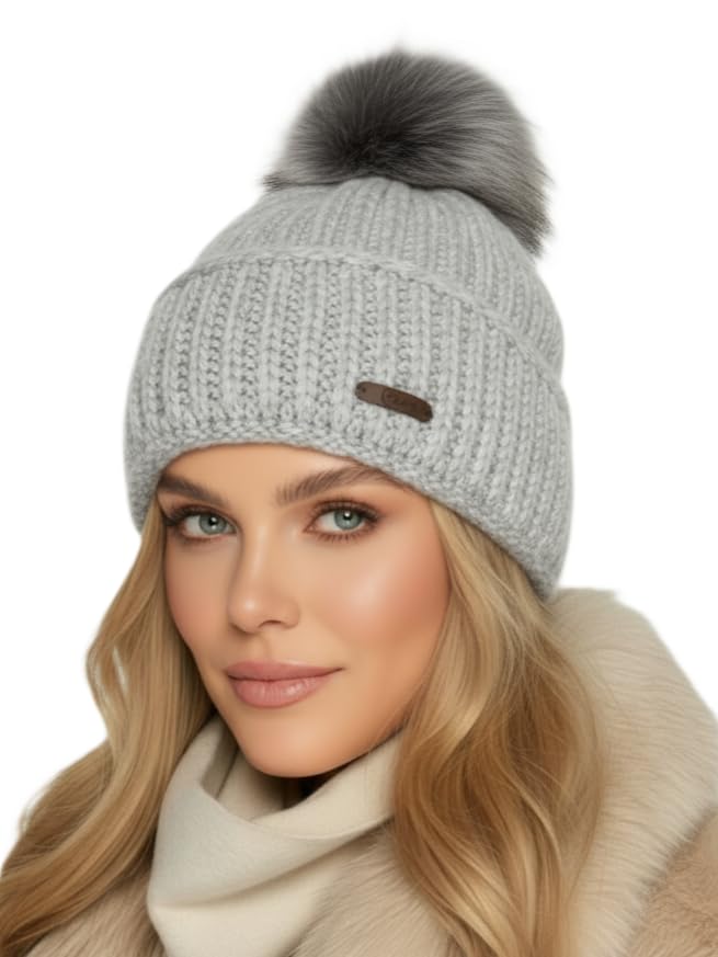 Baesics Strickmütze mit Bommel Classic für Damen & Herren – warme Unisex Wintermütze mit Fleecefutter & Kunstfell Pompon One Size – Beanie Stil