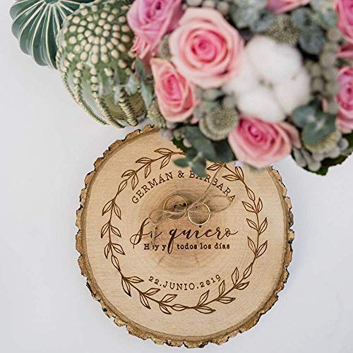 MONAMÍ - Porta alianzas de madera grabada con cordel para anudar los anillos. 2 tamaños aprox: 14-18 cm y 18-22cm diámetro Cover