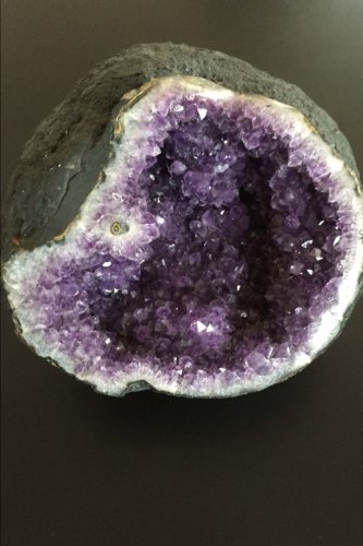 Preisvergleich Produktbild Purple Amethyst Geode Gemstone Journal: 150 Page Lined Notebook / Diary