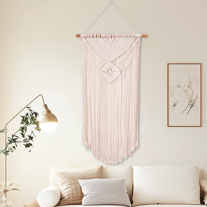 Tapisserie à pompons pour habiller un mur vide avec élégance