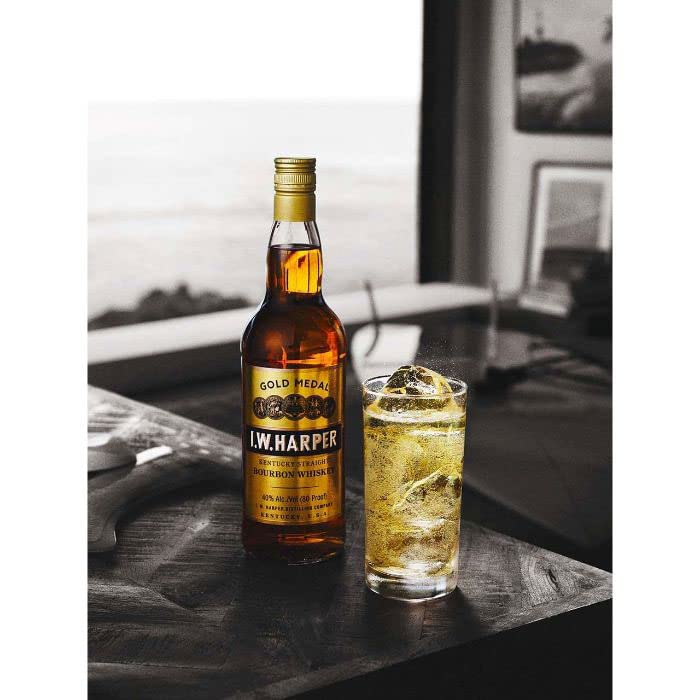 Amazon.co.jp: ウイスキー I.W ハーパー ゴールドメダル 700ml × 1