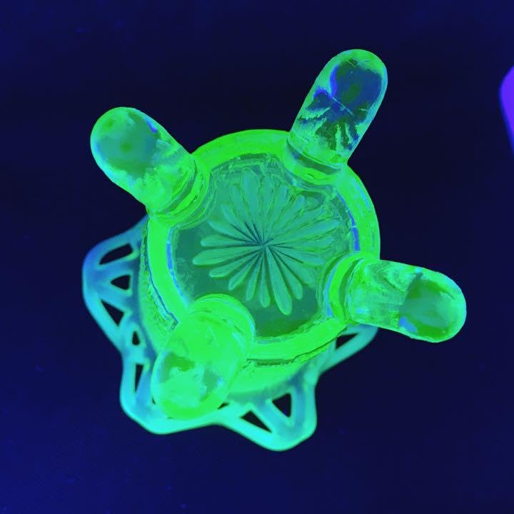 アンティーク　フラワーベース　花瓶　ウラン　ガラス　フェントン風　グラス アンティークフラワーベース花瓶ウランガラスフェントン風グラス