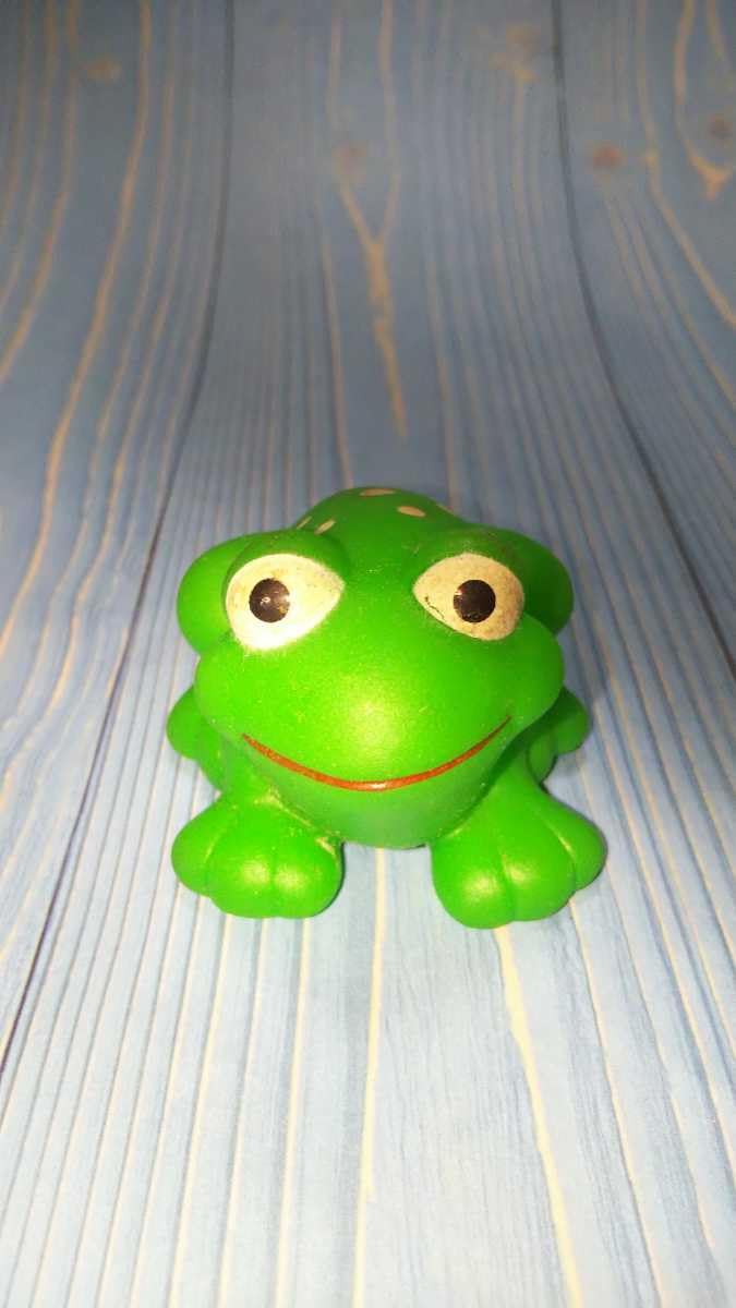 Amazon.co.jp: 押すと鳴くかえる カエル 蛙 ソフビ フィギュア : おもちゃ