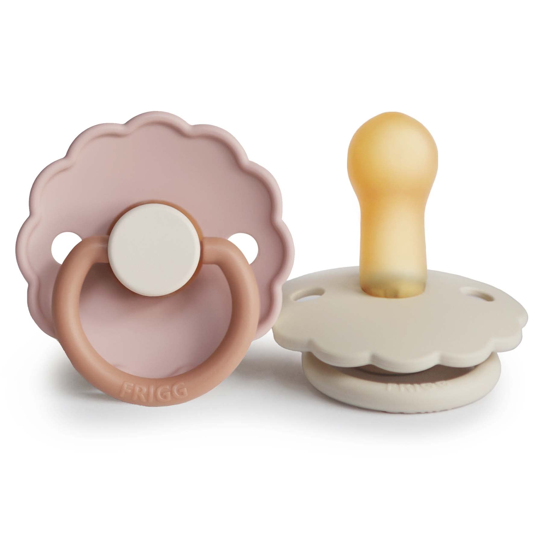 FRIGG Daisy látex chupete 2-Pack | Chupete de goma natural | Fabricado en Dinamarca | Sin BPA | Tetina simétrica tipo cereza | (Blush/Woodchuck, Talla 2 (6-18 Meses)) — view 17