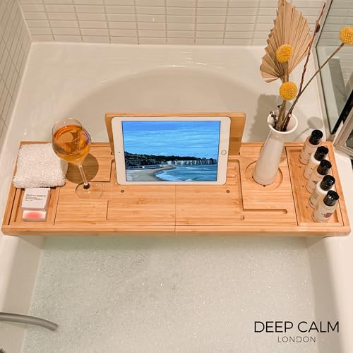 Deep Calm Badewannenablage - Verstellbares Bambus-Badewannenbrett - rutschfeste Badewannenablage Passend für die meisten Badewannen - Hält Buch, iPad, Telefon, Glas, Kerze