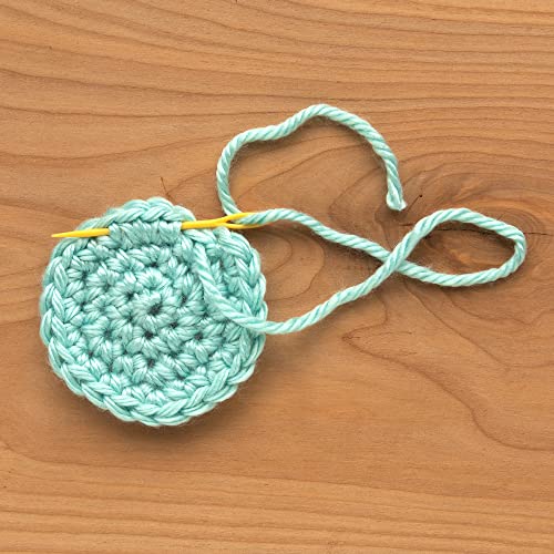 Image of Boye 42-40038 Large Plastic Yarn Needles for Crocheting and Sewing, Green and Yellow, 2pcs