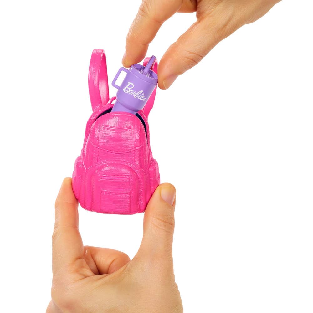 Barbie Doğa macerası temalı kıyafetleriyle Barbie 'Malibu' bebek, 10'dan fazla kamp aksesuarı ve yavru köpek figürü, JJV59