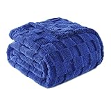 Une solidité à toute épreuve: Fabriquée en microfibre robuste et renforcée par des coutures solides, cette couverture en peluche est conçue pour durer. Elle est facile à entretenir et conserve sa douceur et son confort au fil du temps, sans nécessiter de soins particuliers