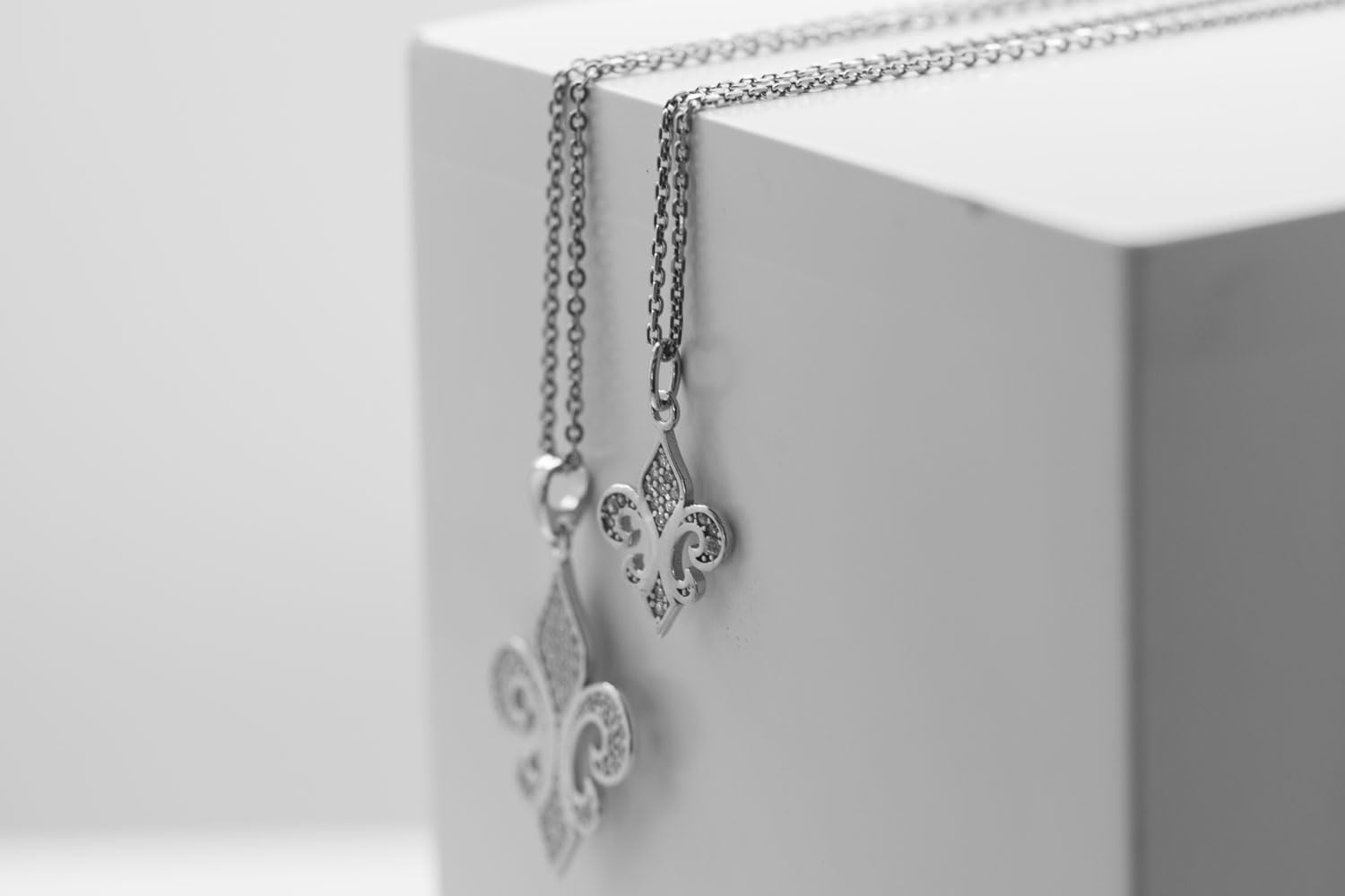Pendentif Argent Fleur de Lys et Oxyde de Zirconium Blanc - Symbole Reine Française - Symbole Médiéval - Chaîne Cadeau Incluse -