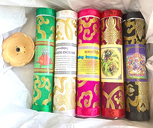 El juego de incienso butanés contiene Tara verde, Chenrezig blanco, Makahala negra, sándalo butanés y incienso curativo de Bután, además de un soporte de incienso Cover