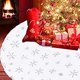 🎅🎄【Material suave y exquisito】: Esta falda de árbol de Navidad está bordada con patrones clásicos de copos de nieve, lo cual es muy hermoso. Diseño de doble capa, con pelo artificial de color blanco puro y lentejuelas plateadas en la parte delantera y tela no tejida en la parte trasera. Muy adecuado para la decoración temática de la fiesta de Navidad.