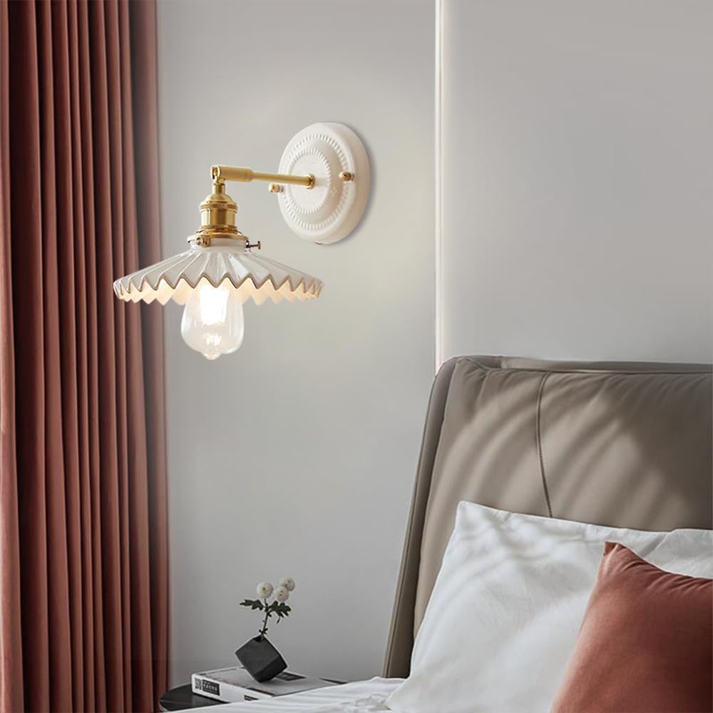 Applique Murale en céramique Vintage de Style Japonais Abat-Jour en céramique plissé Blanc Applique Murale avec Appliques en Laiton réglables à 180 degrés Lampe Murale pour Salon de Chevet