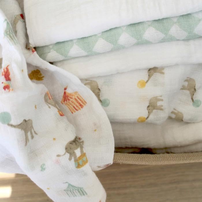 Carrés mousseline coton Aden + Anais : bavoir épaule et couverture bébé multi-usage