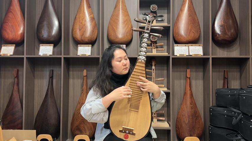 Amazon | MUYIYANG 琵琶,中国民族楽器,鶏翅木琵琶 黒の模倣唐王朝