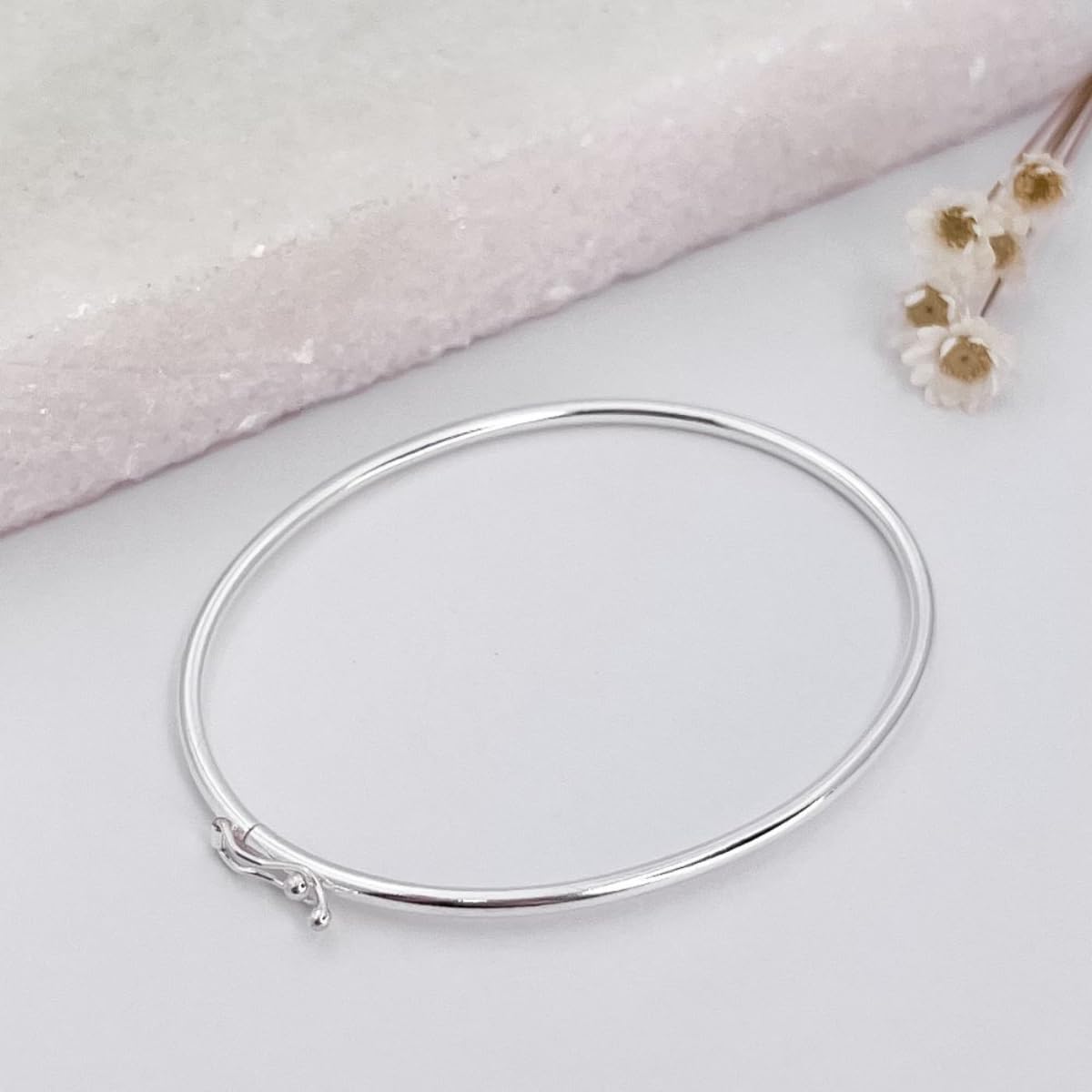 Bracelete em Prata Fio Redondo 6,3 cm Interno Joia em Prata 925 100% Original em promoção! Veja a oferta e mais achadinhos de Bijuterias 4 Hoje é o melhor dia para comprar Bracelete em Prata Fio Redondo 6,3 cm Interno Joia em Prata 925 100% Original com aquele preço maroto! Promoção! Aproveite a oferta! 4