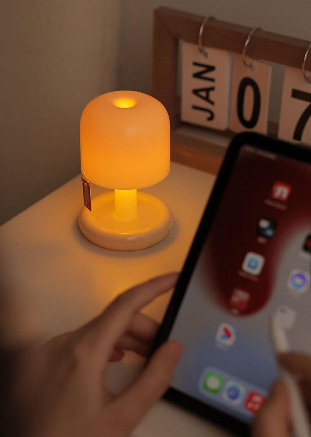 Lampa ścienna LED z przełącznikiem, bezprzewodowa, ładowana przez USB, mini akrylowa lampa stołowa z ciepłym światłem, do sypialni, jadalni, kawiarni