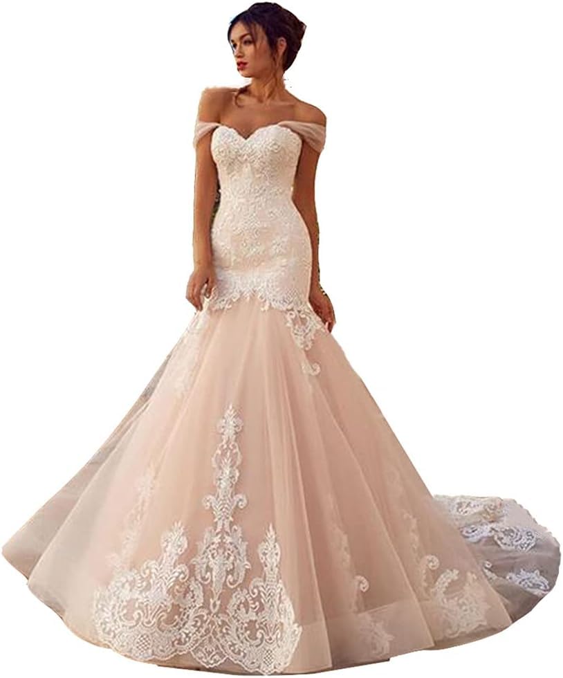 Robe de mariée sirène col bateau sublimant les courbes en champagne