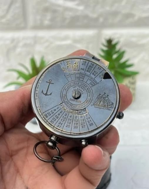 Brújula náutica de latón con calendario - Estilo vintage con reloj de sol de bolsillo y grabado de barco - Colección marítima clásica con estuche de cuero miniatura 3