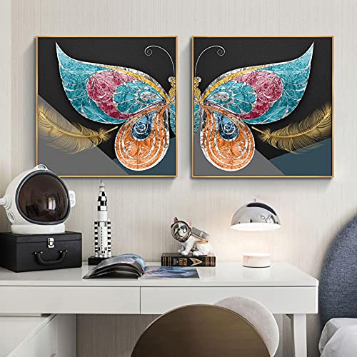 Impression moderne papillon coloré et plume d'or pour une ambiance poétique