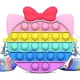 🌈【PEQUEÑA FASHIONISTA】 Esta bolsa de juguete fidget popper está equipada con una cadena de longitud ajustable para niños y adultos. Usted puede llevarlo como una cartera de asa superior o una bolsa de hombro, o una bolsa crossbody, o un monedero, tamaño adorable y la forma es perfecta para el pequeño fashionista.