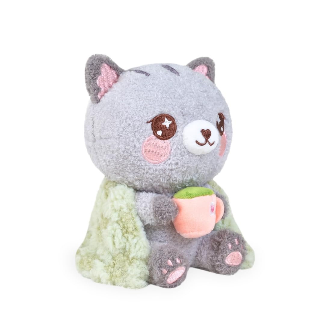 PlushGoals - Gatito de peluche Kawaii Lil Cassie, el gato acogedor, animal de peluche suave con manta esponjosa y taza de té, peluche cómodo, decoración temática de cabaña, regalo para niños