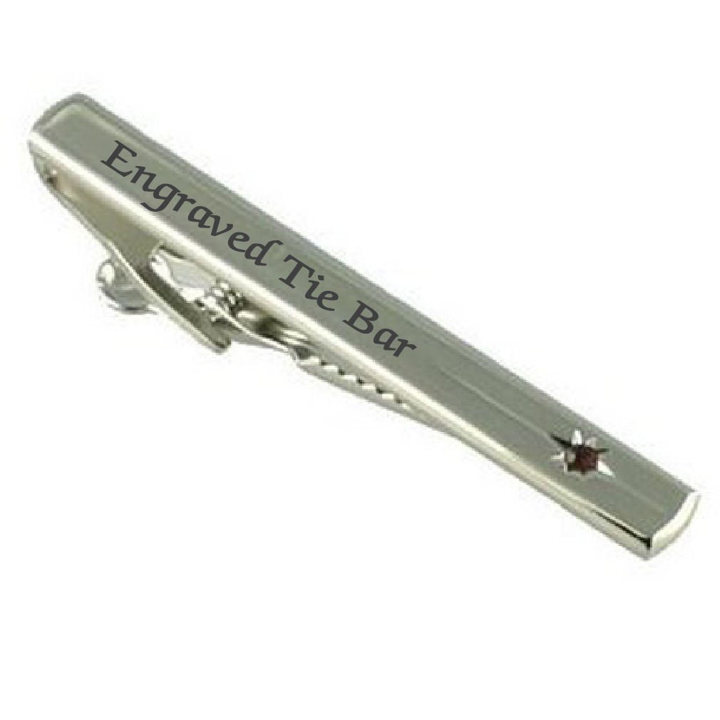 Rubin Rot Kristall mit Gravur Krawattenklammer Bar ~ personalisierbar Krawattennadel plus select Geschenk Tasche