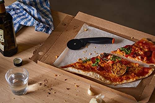 Foto von Fiskars Pizzaschneider mit hochwertigem Kunststoff-Schneidrad, Länge: 19 cm, Functional Form, Schwarz/Orange, 1019533