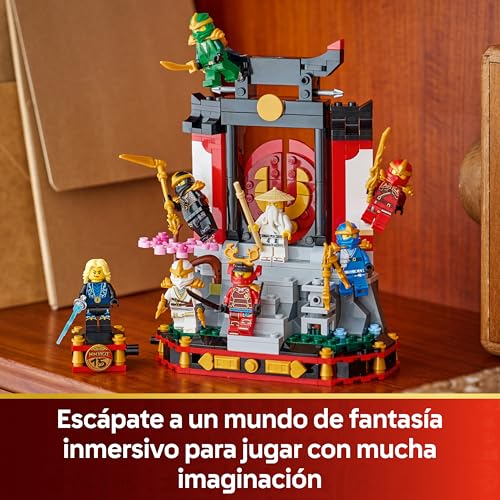 Miniatura 6 de LEGO Ninjago Exposición de Personajes Ninja: 15 Aniversario - Puerta de Monasterio con 8 Minifiguras Coleccionables y Espadas - Regalo Nostálgico para Niños de 14+ Años y Fans Adultos - 71866