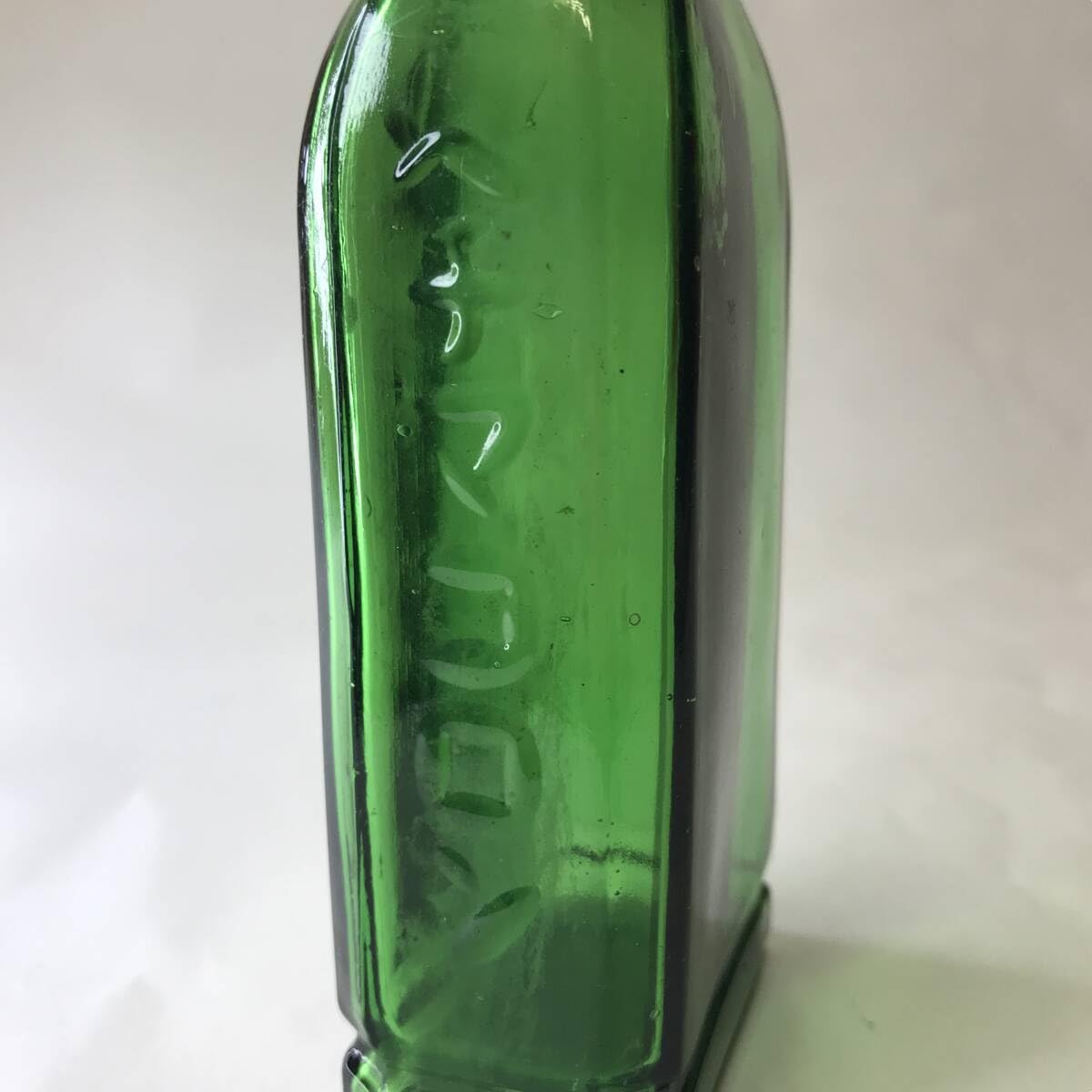 レトロ　昔のコロン緑色 八角形 ガラス瓶 高さ約15cm ヘチマコロン レトロ 昔のコロン緑色 八角形 ガラス瓶 高さ約15cm