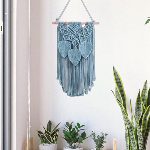 Habiller un mur vide avec ce macramé mural bleu feuilles texturé